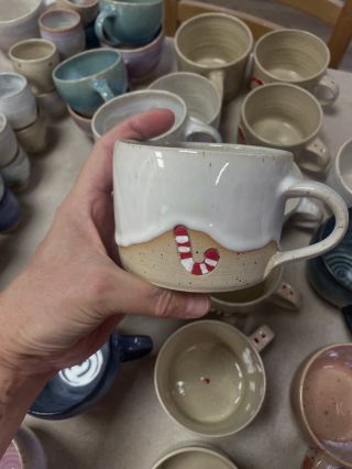 Sněhu za okny moc není a ani to nevypadá, ale zrovna tento hrneček zasněžený je a přivezu vám ho už ve středu do Prahy-...